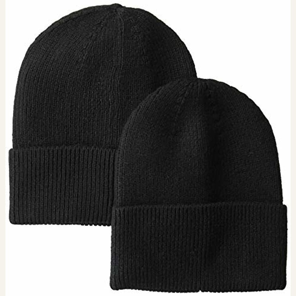 Dos gorros tejidos negros sobre fondo blanco